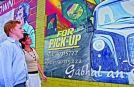 Wanderer bei den „Murals“ in Belfast, Nordirland