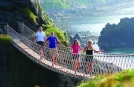 Kleine Gruppe in Nordirland auf Hängebrücke