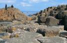 Randonneurs en vacances à la Chaussée des Géants, Irlande du Nord